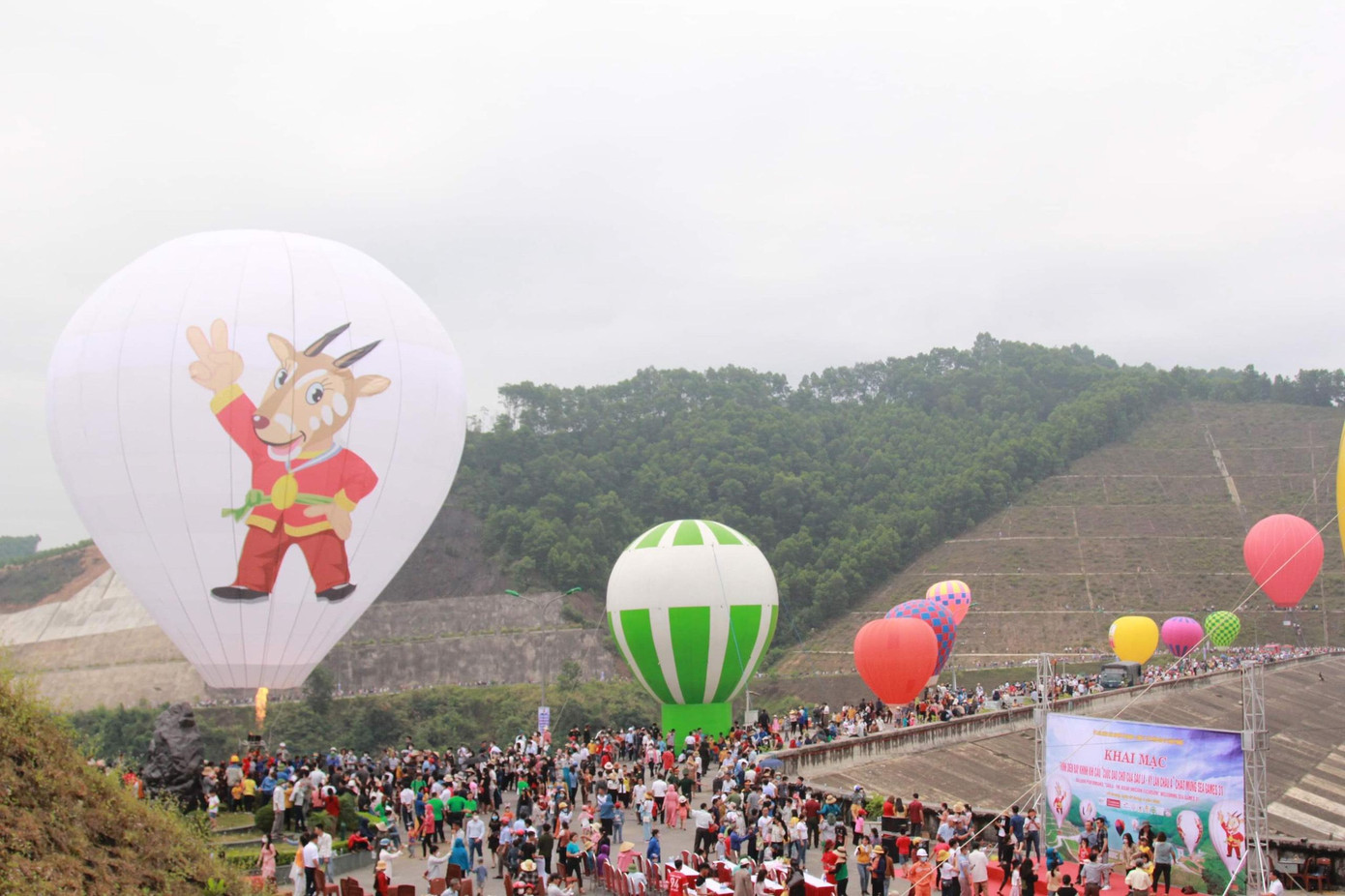 Tối 6/5 và sáng 7/5, hàng nghìn người dân Hà Tĩnh đã đến công trình đập thủy lợi Ngàn Trươi ở huyện Vũ Quang (Hà Tĩnh), để chiêm ngưỡng chương trình trình diễn bay khinh khí cầu chào mừng Đại hội thể thao Đông Nam Á - SEA Games 31 với chủ đề “Cuộc dạo chơi của Sao La - Kỳ Lân châu Á&quot;.