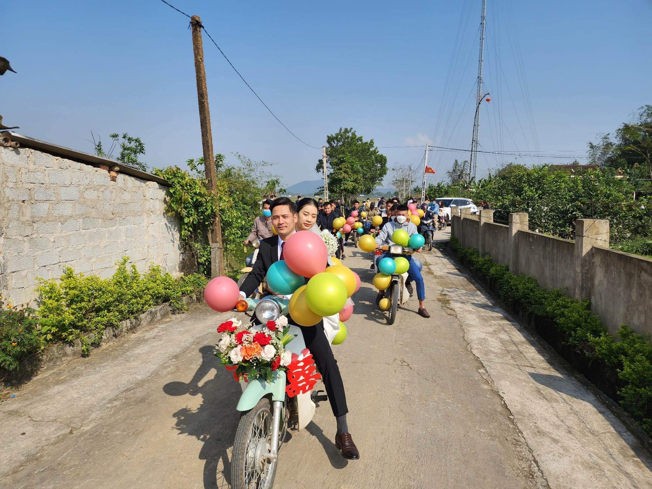 Mới đây, nhiều trang mạng đăng tải hình ảnh màn rước dâu bằng đoàn xe Cub tại Hà Tĩnh. Chỉ trong một thời gian ngắn, cặp đôi đã nhận được nhiều lời khen ngợi, chúc phúc và chia sẻ của nhiều người. Mới đây, nhiều trang mạng đăng tải hình ảnh màn rước dâu bằng đoàn xe Cub tại Hà Tĩnh. Chỉ trong một thời gian ngắn, cặp đôi đã nhận được nhiều lời khen ngợi, chúc phúc và chia sẻ của nhiều người.