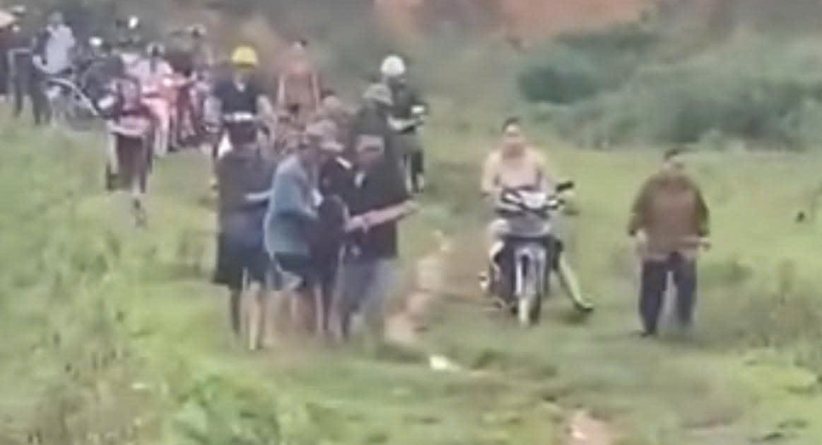 Người dân hỗ trợ đưa nữ sinh về nhà sau khi bị sét đánh trúng.