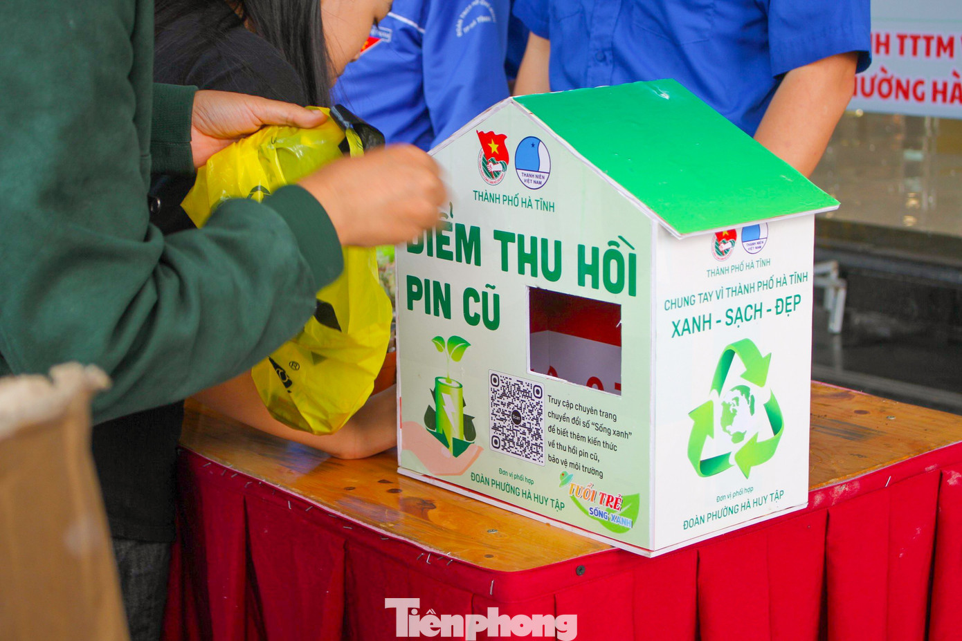 Ngoài gom pin cũ đổi lấy quà, ngôi nhà xanh được gắn tích hợp mã QR chuyển đổi số tuyên truyền lối sống xanh, bảo vệ môi trường đến mọi người dân.