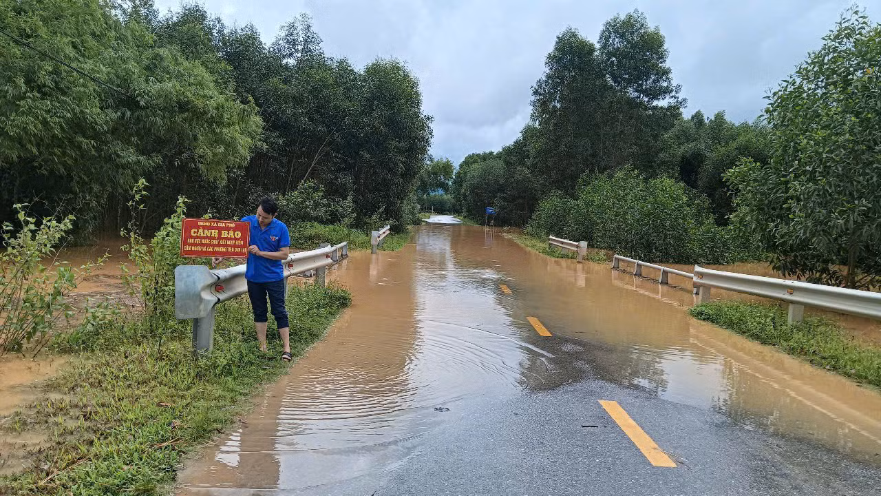 Theo thống kê, mưa lớn khiến 2.250 ha lúa xuân chưa thu hoạch của người dân bị ngập; 2.076 tấn lúa đã thu hoạch bị ướt; 397 ha cây trồng các loại bị ngập.