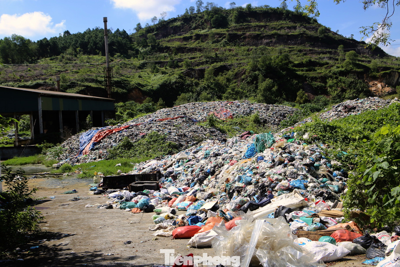 Tháng 7/2016, UBND huyện Đức Thọ đã xây dựng lò đốt rác có tổng vốn đầu tư 6 tỷ đồng, trong đó kinh phí đầu tư xây lắp là 2,5 tỷ đồng. Lò đốt được giao cho Công ty TNHH – Dịch vụ Xây dựng Sông La điều hành với mục tiêu xử lý 24 tấn rác thải sinh hoạt/ngày. Tháng 7/2016, UBND huyện Đức Thọ đã xây dựng lò đốt rác có tổng vốn đầu tư 6 tỷ đồng, trong đó kinh phí đầu tư xây lắp là 2,5 tỷ đồng. Lò đốt được giao cho Công ty TNHH – Dịch vụ Xây dựng Sông La điều hành với mục tiêu xử lý 24 tấn rác thải sinh hoạt/ngày.