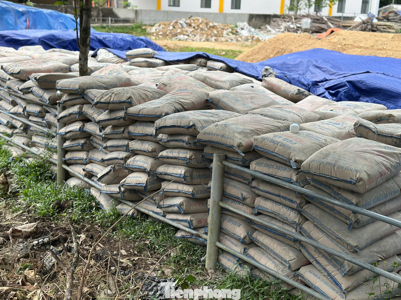 Hàng chục tấn xi măng đã hư hỏng không thể sử dụng. Hàng chục tấn xi măng đã hư hỏng không thể sử dụng.