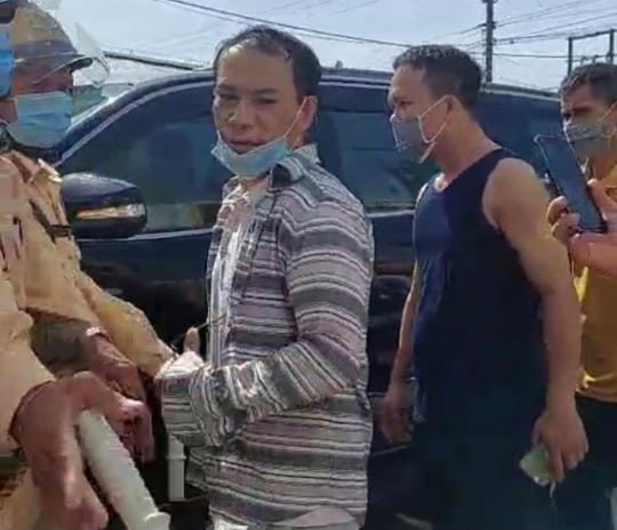 Nam tài xế (người áo trắng) điều khiển xe ô tô lùi với tốc độ cao trên quốc lộ. Nam tài xế (người áo trắng) điều khiển xe ô tô lùi với tốc độ cao trên quốc lộ.