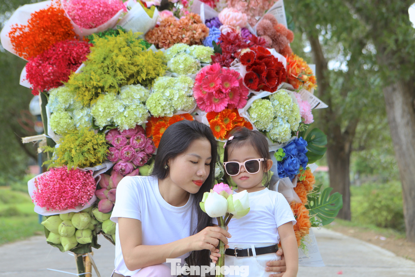 "Chụp ảnh với xe hoa không chỉ để chia sẻ ảnh lên mạng xã hội mà còn thể hiện sự yêu thích của mình với mùa thu. Hai mẹ con tranh thủ đến để chụp ảnh cùng xe hoa", chị Hồ Thị Vân (28 tuổi, trú huyện Hương Sơn) nói.