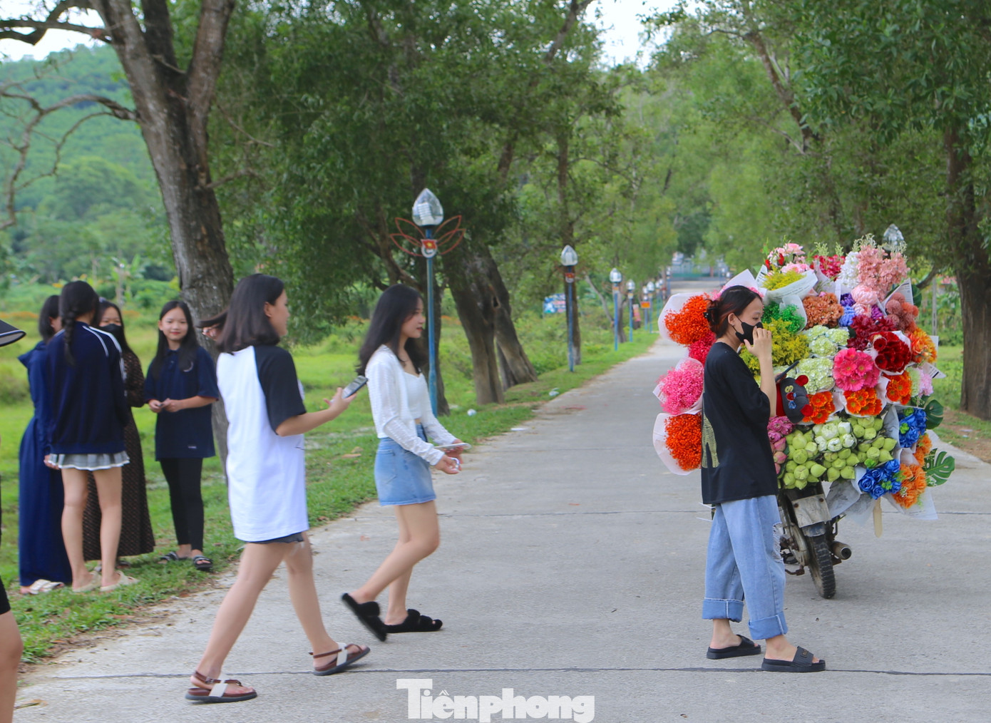 "Mình cho thuê xe để chụp ảnh với giá 40 ngàn đồng/người. Ban đầu ý định cũng làm vì hứng thú khi thấy khắp mọi nơi đều có xe chở hoa này nên mình làm để mọi người ở quê có thể chiêm ngưỡng, chụp hình làm kỷ niệm. Và thật may mắn khi được rất nhiều người đến ủng hộ”, chị Lan Anh nói. Trong ảnh các nhóm bạn trẻ đang chờ tới lượt để được chụp ảnh cùng xe chở hoa.