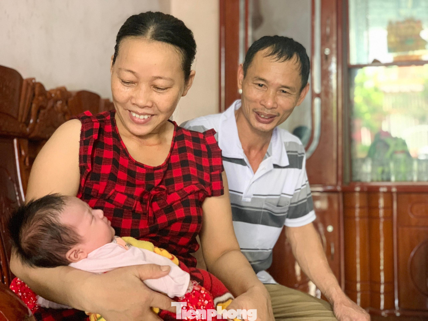 Vợ chồng ông Vinh, bà Liễu hạnh phúc khi nhận nuôi bé Như Ý. Vợ chồng ông Vinh, bà Liễu hạnh phúc khi nhận nuôi bé Như Ý.