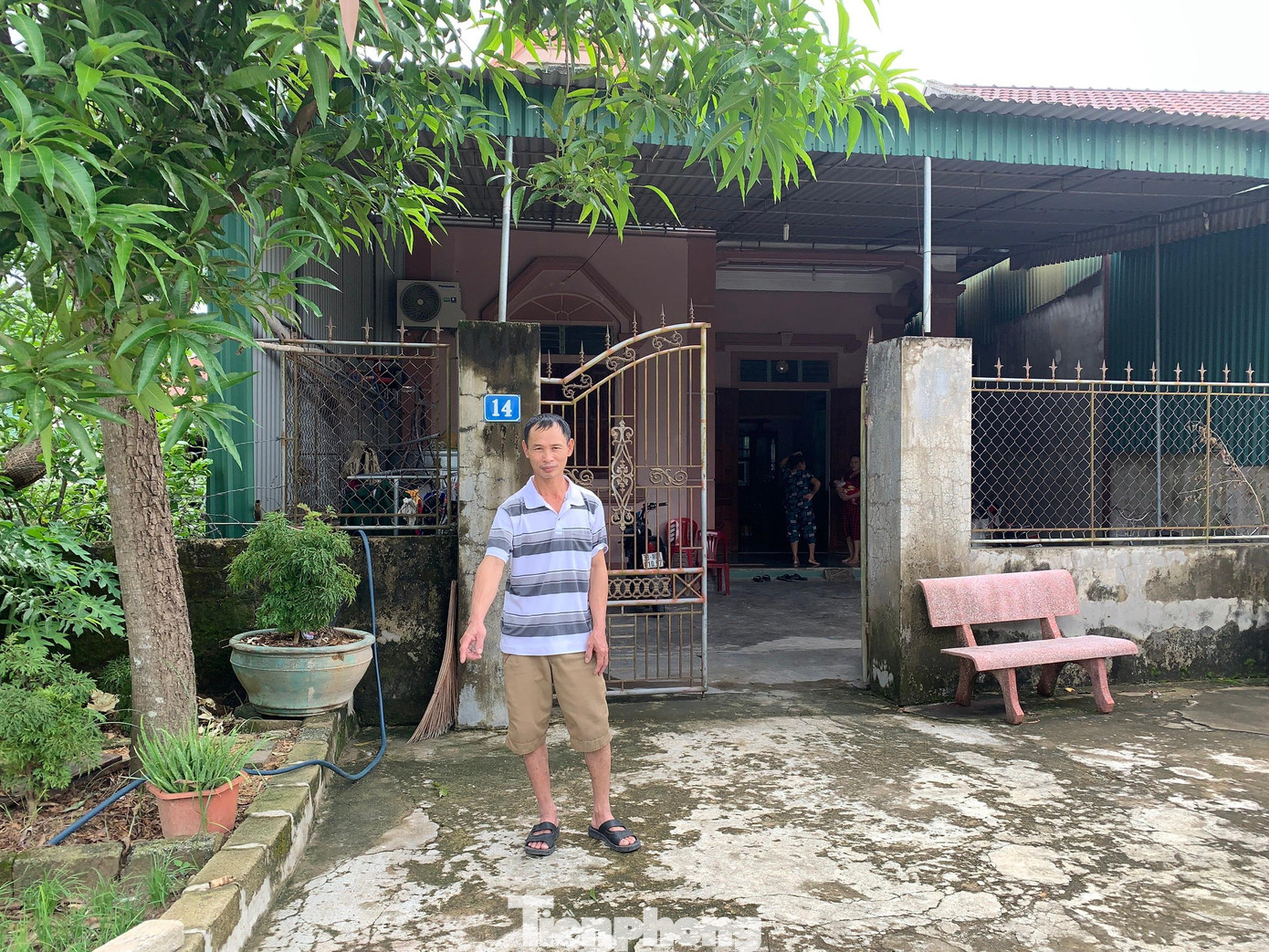 Ông Vinh chỉ tay nơi cháu bé bị bỏ rơi trước cổng nhà. Ông Vinh chỉ tay nơi cháu bé bị bỏ rơi trước cổng nhà.