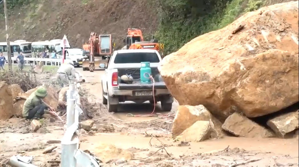 Những khối đá lớn nằm chắn ngang giữa đường.