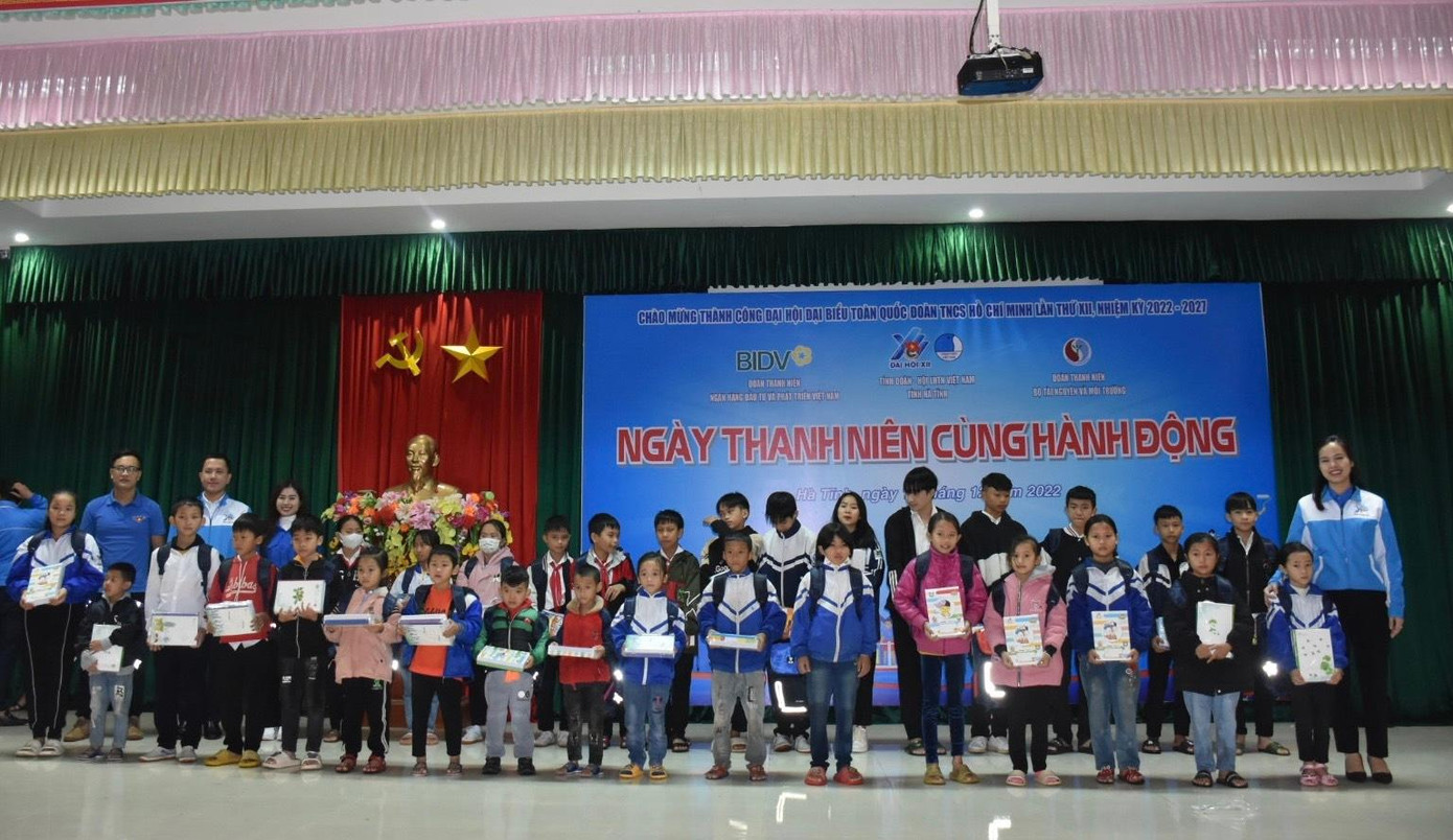 Trao tặng 15 xe đạp và 30 ba lô, đồ dùng học tập cho các em học sinh có hoàn cảnh khó khăn. Trao tặng 15 xe đạp và 30 ba lô, đồ dùng học tập cho các em học sinh có hoàn cảnh khó khăn.