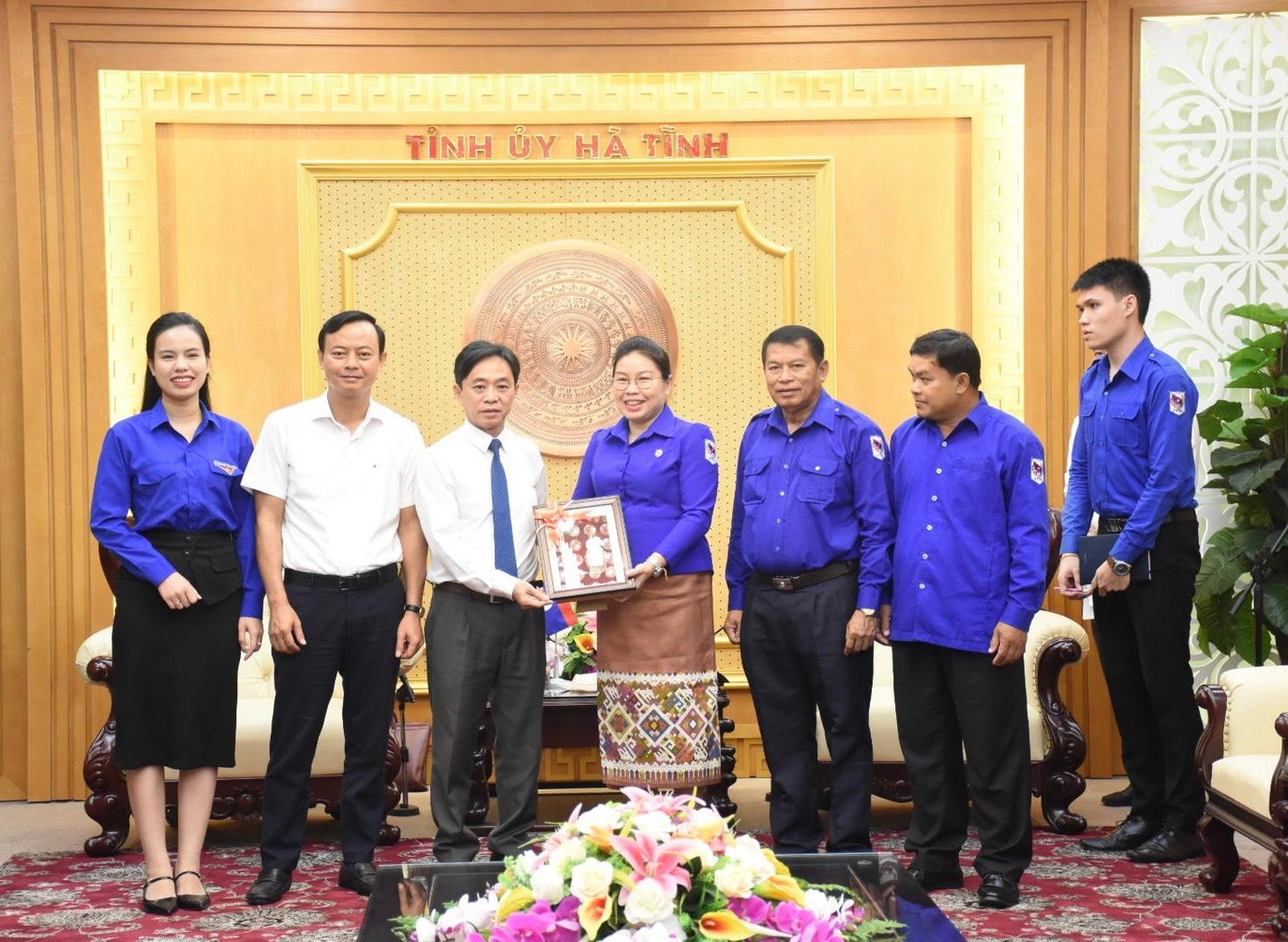 Cũng trong buổi gặp mặt, Thường trực Tỉnh uỷ và Đoàn đại biểu Đoàn thanh niên Nhân dân Cách mạng Lào đã trao nhau những món quà lưu niệm hết sức ý nghĩa. Cũng trong buổi gặp mặt, Thường trực Tỉnh uỷ và Đoàn đại biểu Đoàn thanh niên Nhân dân Cách mạng Lào đã trao nhau những món quà lưu niệm hết sức ý nghĩa.