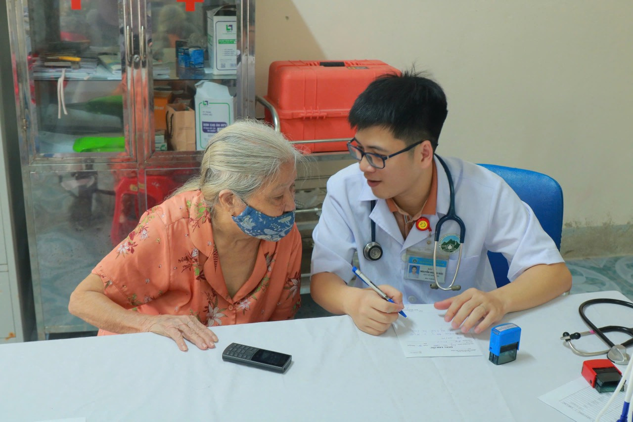 Tổ chức "Ngày hội Thầy thuốc trẻ làm theo lời Bác, tình nguyện vì sức khỏe cộng đồng" khám, cấp phát thuốc cho gần 130 người cao tuổi đang được chăm sóc tại Trung tâm Điều dưỡng Người có công và bảo trợ xã hội tỉnh.