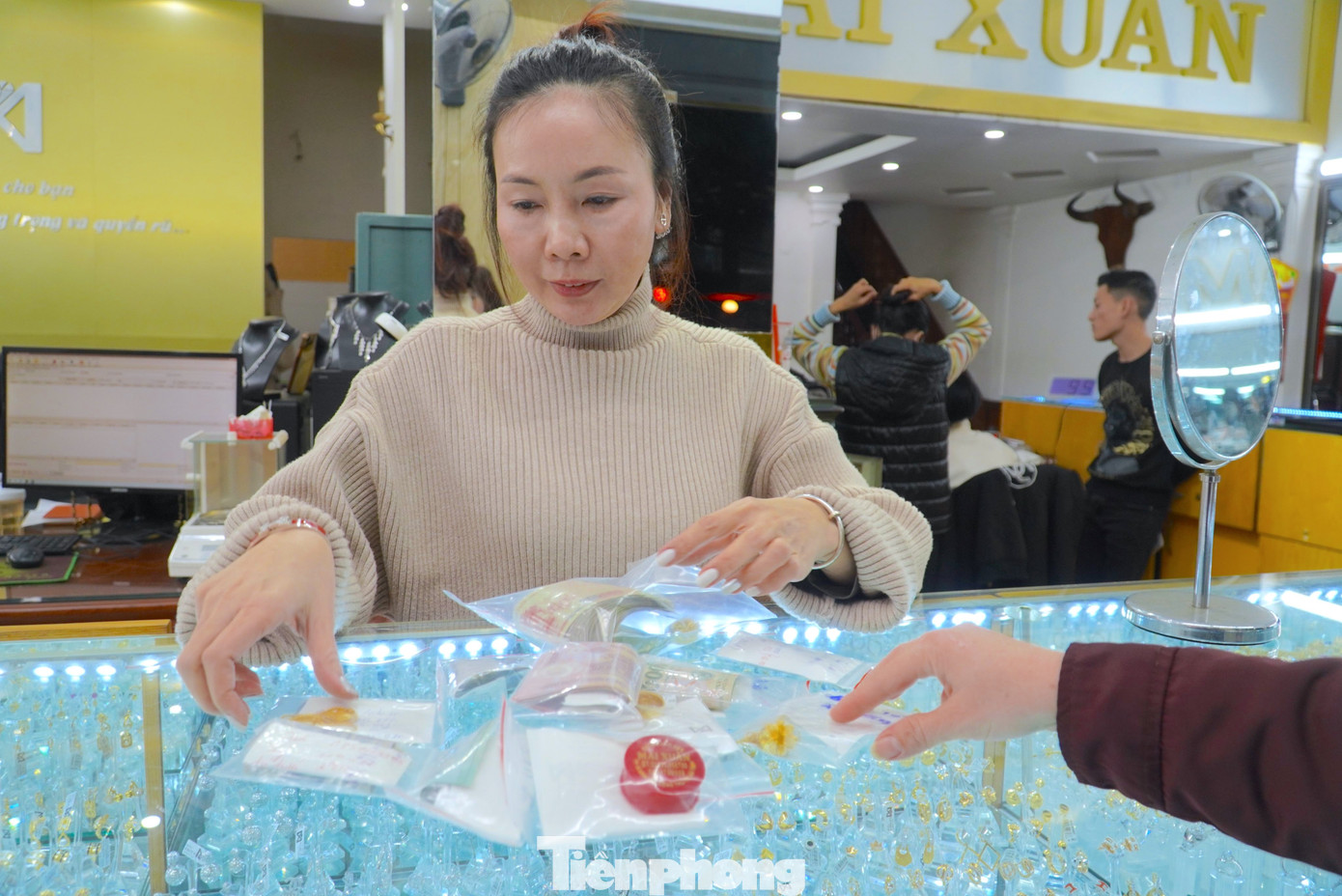 “Những người đặt trước đa phần họ sợ đến ngày Thần tài đông khách, không chọn được mẫu ưng ý nên đi xem và cọc trước. Khách hàng họ đợi đúng ngày vía Thần Tài mới đến lấy vì quan niệm ngày cầu tài lộc, sung túc và may mắn trong năm mới. Khi đặt tiền, chọn mẫu, chúng tôi ghi lại tên từng khách hàng trong các túi nhỏ chờ họ đến nhận”, chủ cửa hàng kinh doanh vàng Mai Xuân cho hay.