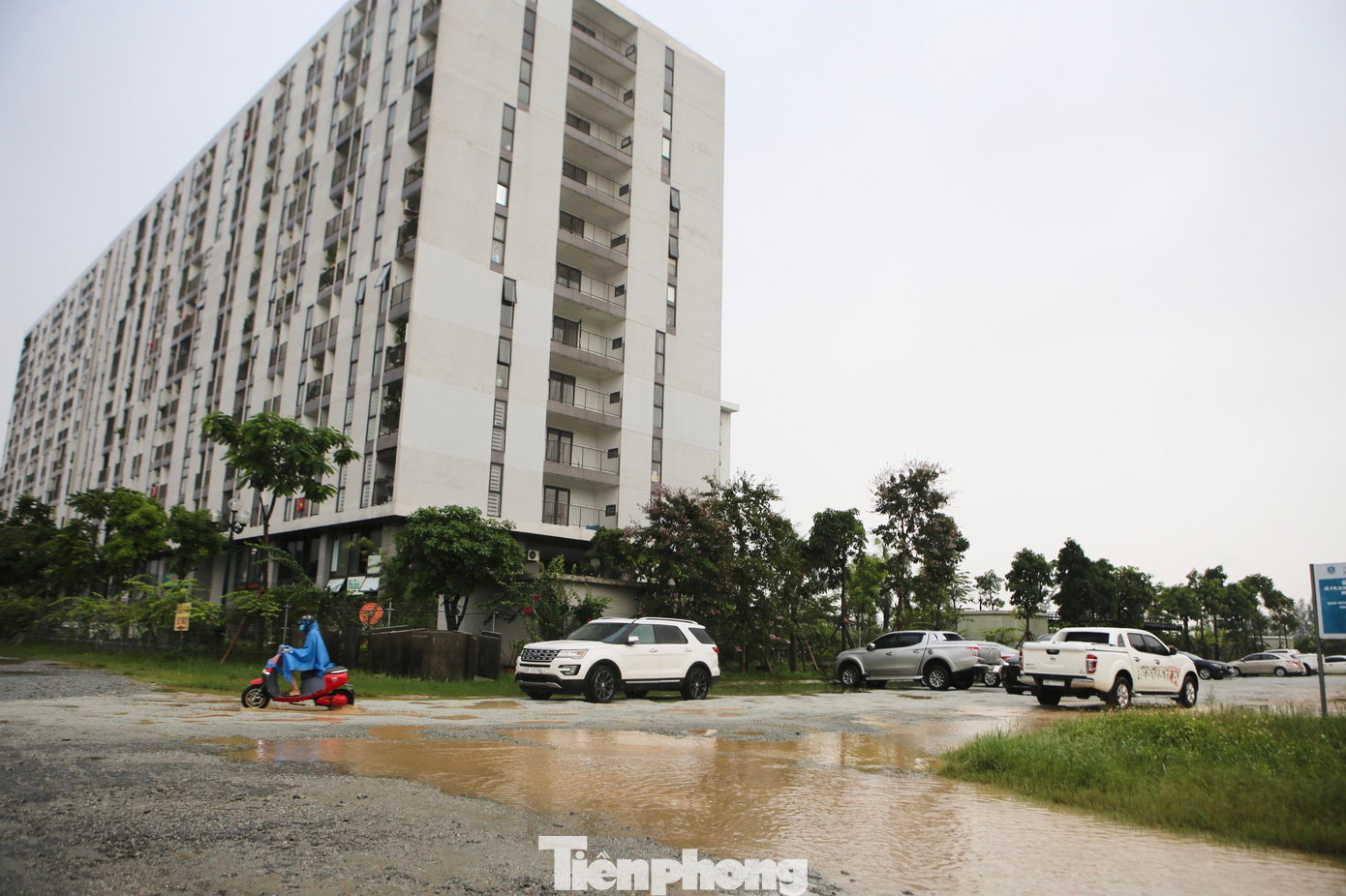 Sau trận mưa lớn, đoạn đường trở nên lầy lội, phương tiện phải di chuyển chậm, né tránh nhau.