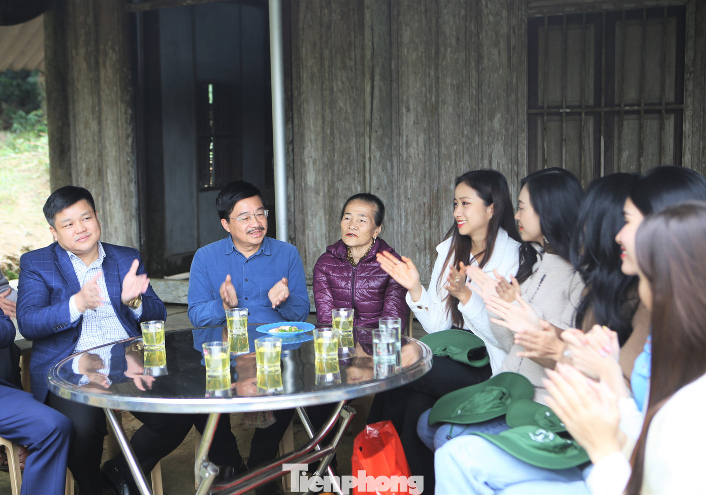 Đại diện Ban tổ chức cuộc thi Hoa hậu Việt Nam năm 2022 cùng lãnh đạo địa phương và các á hậu, người đẹp đến trao quà cho bà Hồ Thị Phúc (thôn 1, xã Phúc Đồng, huyện Hương Khê) có hoàn cảnh khó khăn. Trước khi trao quà các Hoa hậu, Á hậu cùng chung vui với bà Phúc bằng những bài hát.