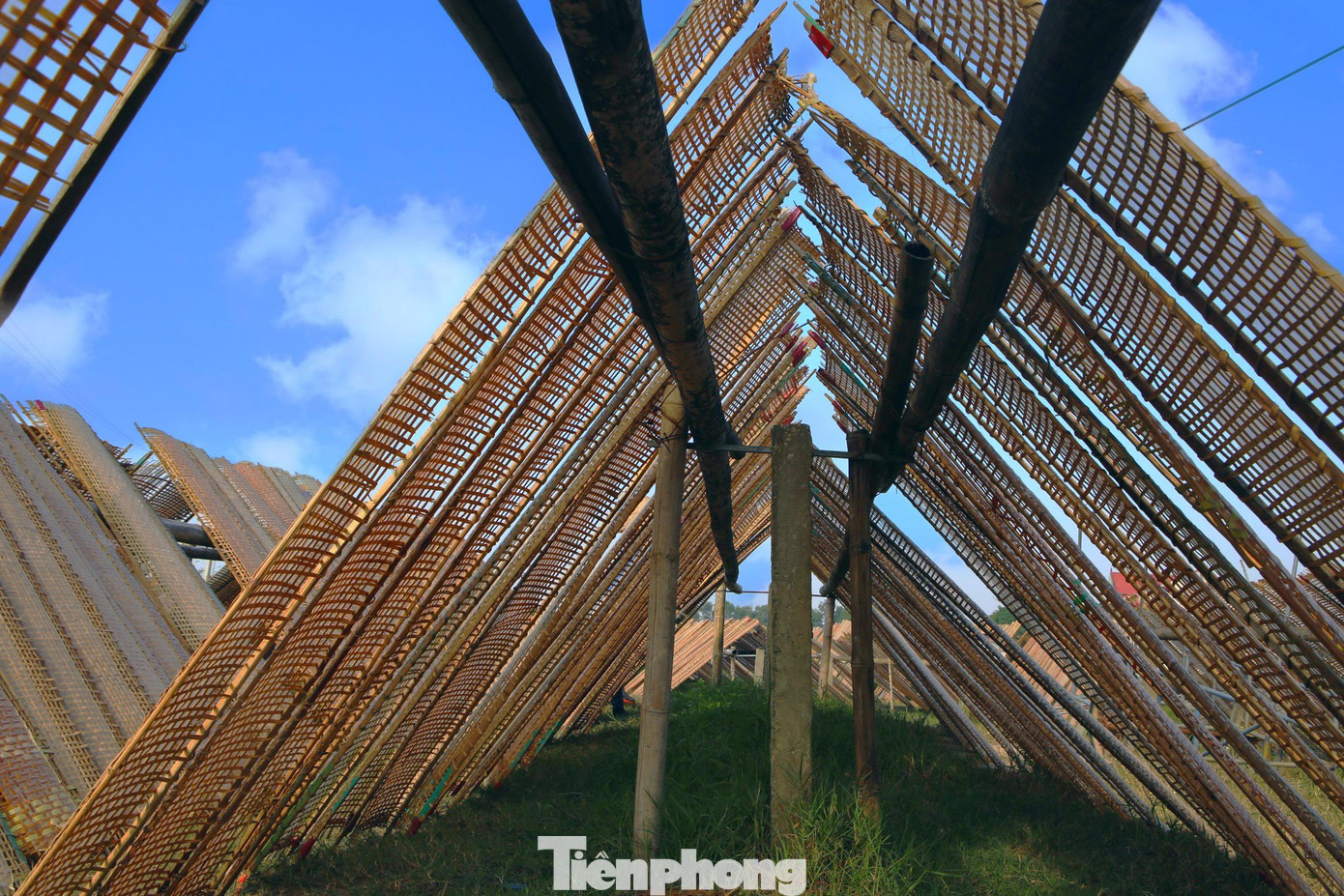 Bột bánh được tráng thủ công trên những tấm phên làm bằng tre, sau đó mang đi phơi nắng.