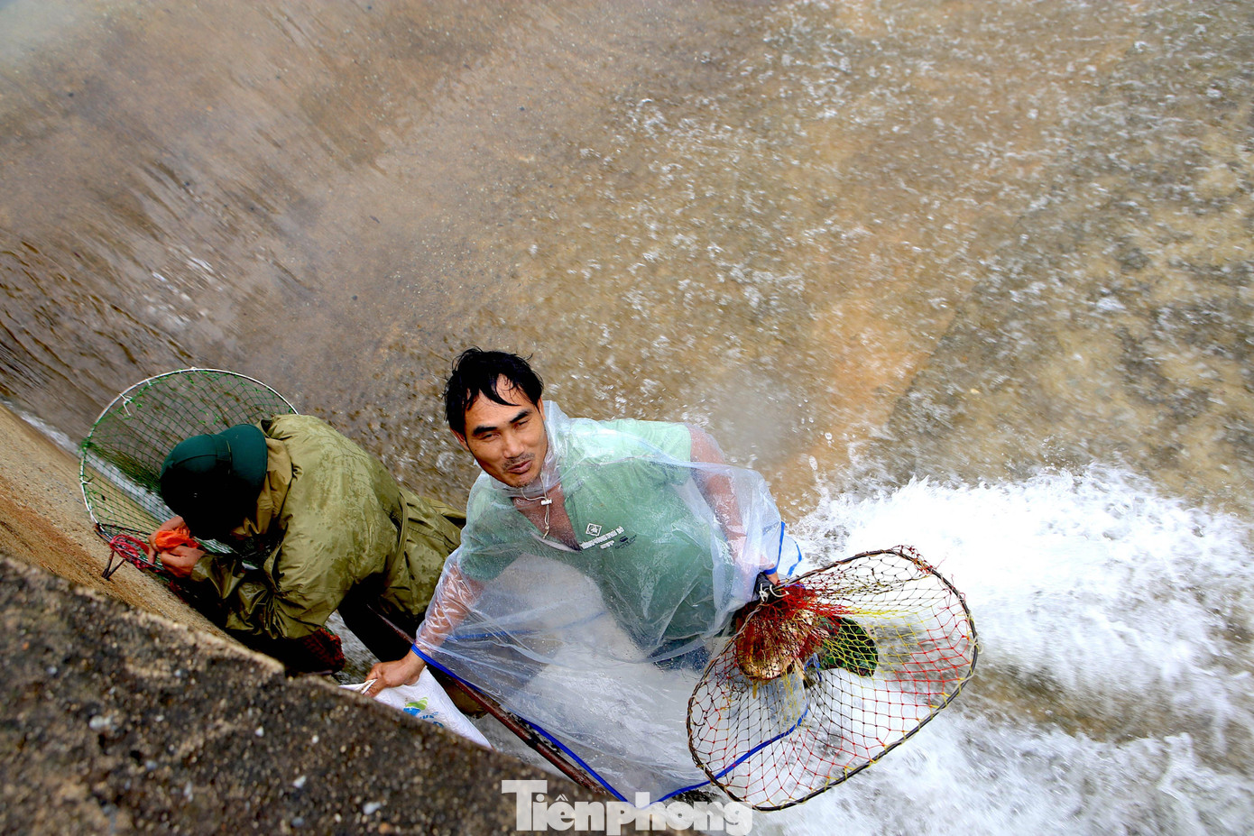 Cá tại đây chủ yếu cá chép, trọng lượng từ 0,5kg đến 1kg, cũng có những con cá nặng đến 4kg. Để bắt được cá, người dân dùng chiếc vợt gắn lưới và cán cầm tay bằng tre để vợt.