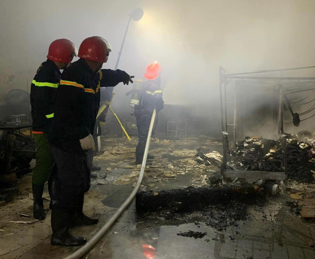 Sau hơn 1h dập lửa, ngọn lửa mới được khống chế, nhưng nhiều tài sản bị cháy đen.