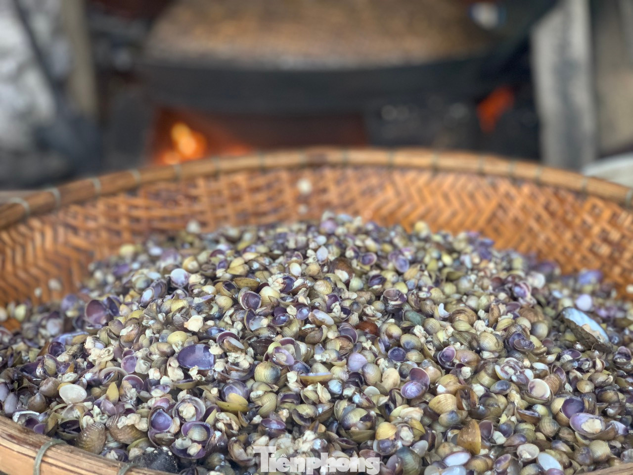 Cứ 100kg hến sống đãi được 10kg ruột thành phẩm. Khi thành phẩm, hến được người dân nhập đi các tỉnh phía Bắc, phía Nam và tiêu thụ trong tỉnh. Hiện một kg ruột bán giá 70 - 90 ngàn đồng tùy loại. Cứ 100kg hến sống đãi được 10kg ruột thành phẩm. Khi thành phẩm, hến được người dân nhập đi các tỉnh phía Bắc, phía Nam và tiêu thụ trong tỉnh. Hiện một kg ruột bán giá 70 - 90 ngàn đồng tùy loại.