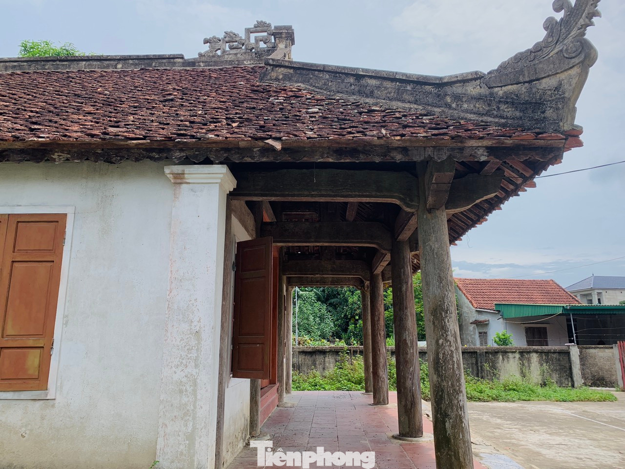 Các hệ thống mái nhà qua thời gian dài sử dụng, chưa được trùng tu nên bị vỡ nát, mưa xuống nước chảy thẳng vào bên trong đình.