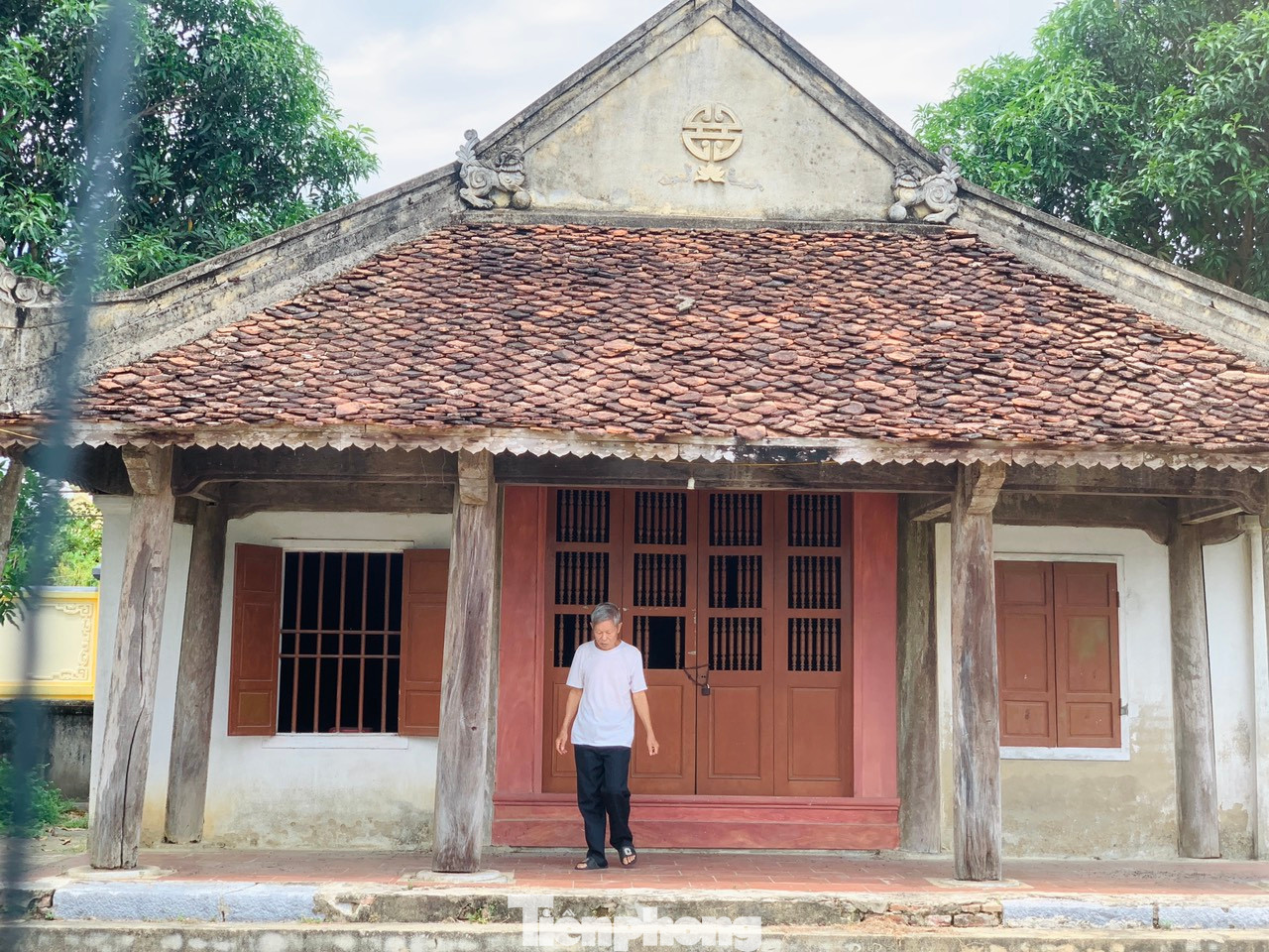 Đình làng Đông Thái được khởi công xây dựng năm 1885 và khánh thành vào năm 1890. Đình làng thờ Đinh Liệt, 1 công thần của nhà Lê, người có công an dân hộ quốc, được dân làng suy tôn Thành hoàng làng.