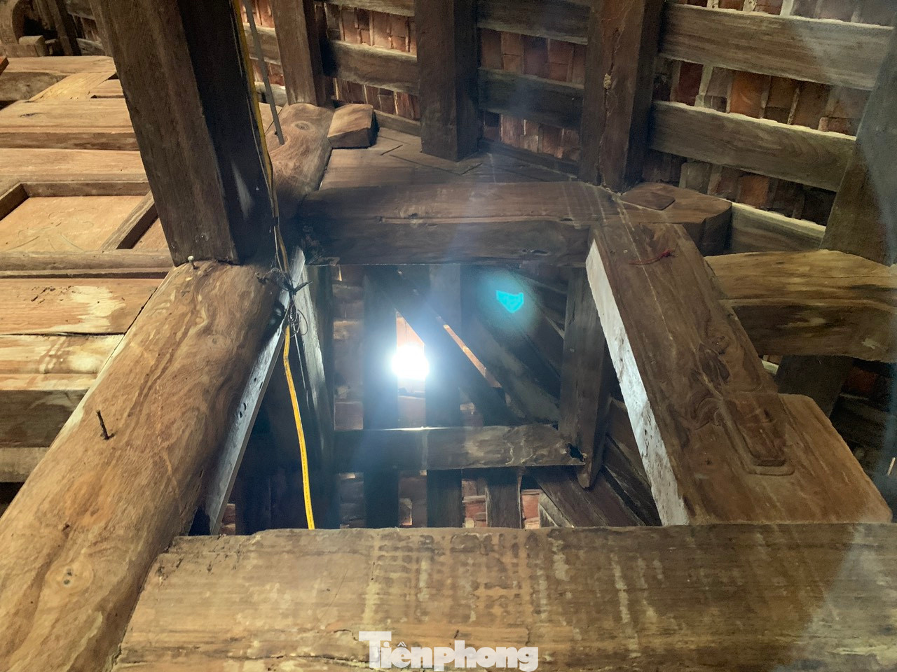 Mái ngói bị nứt gãy rơi xuống tạo thành lỗ hổng, hư hỏng...