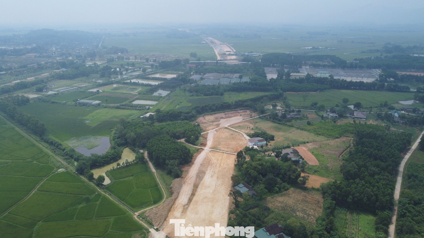 Cao tốc Bắc Nam tắc nghẽn vì vướng mặt bằng một trại lợn.