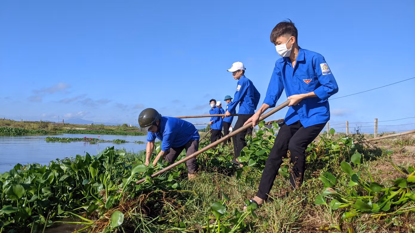 Các đoàn viên thanh niên huyện Lộc Hà tham gia dọn dẹp vệ sinh, khơi thông kênh mương. Trong ngày toàn tỉnh đã nạo vét hơn 10km đường kênh mương.