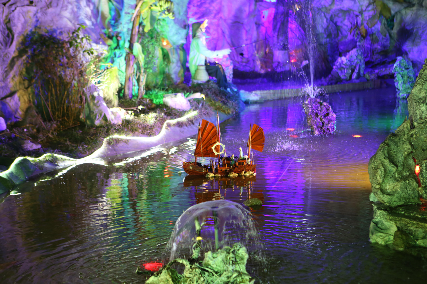 Tại hang đá, những tiểu cảnh hồ nước, người ngồi câu cá đều được lắp các mô hình chuyển động rất độc đáo.