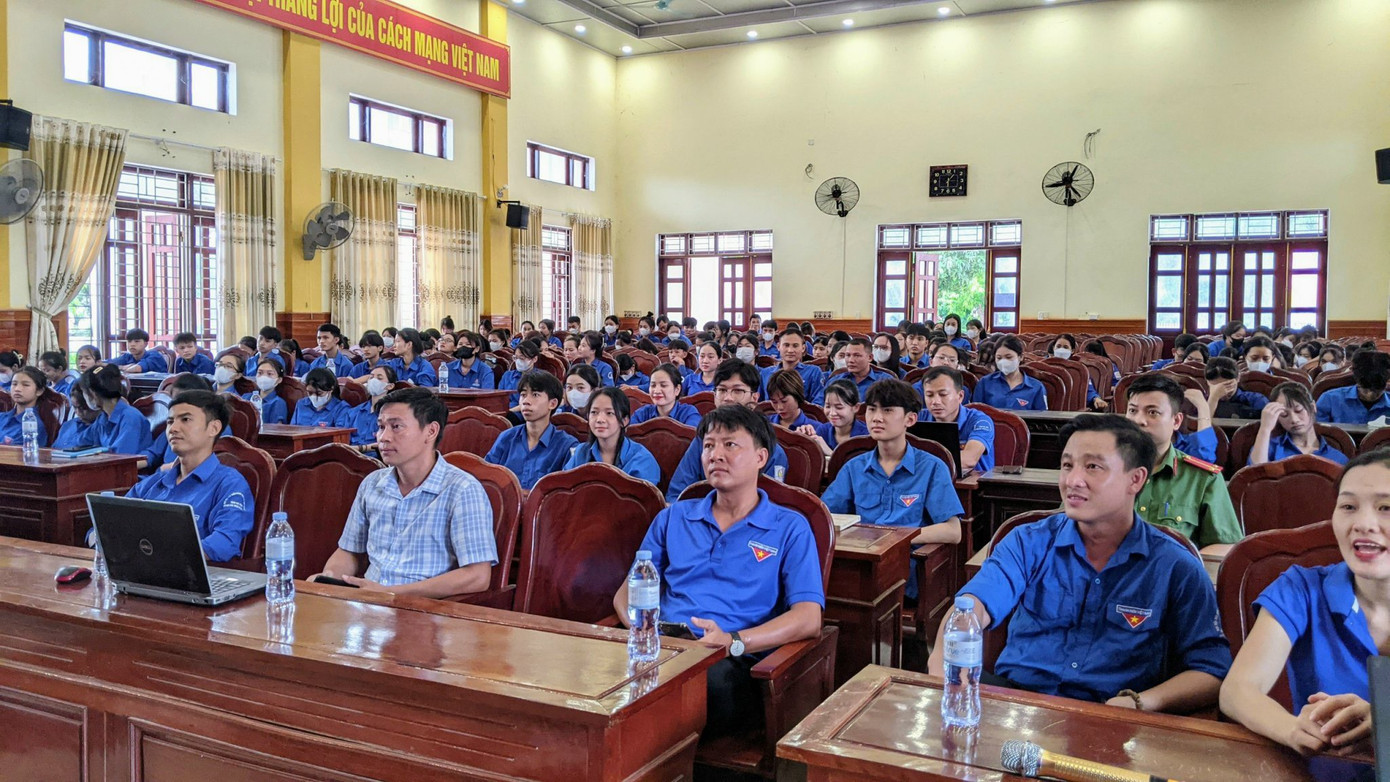 Các cán bộ, đoàn viên, hội viên ở các điểm cầu tham gia hội nghị. Các cán bộ, đoàn viên, hội viên ở các điểm cầu tham gia hội nghị.