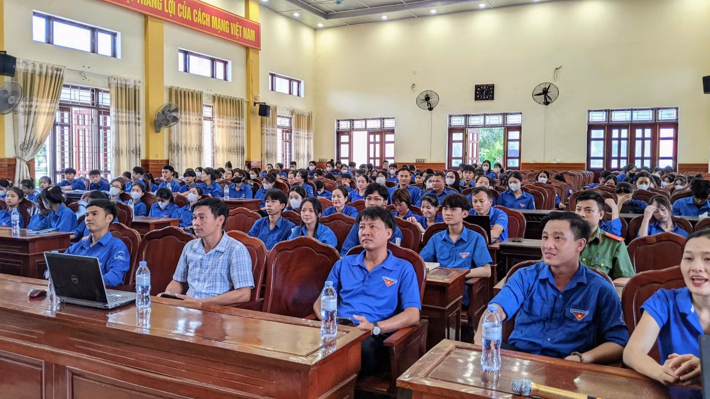 Các cán bộ, đoàn viên, hội viên ở các điểm cầu tham gia hội nghị. Các cán bộ, đoàn viên, hội viên ở các điểm cầu tham gia hội nghị.