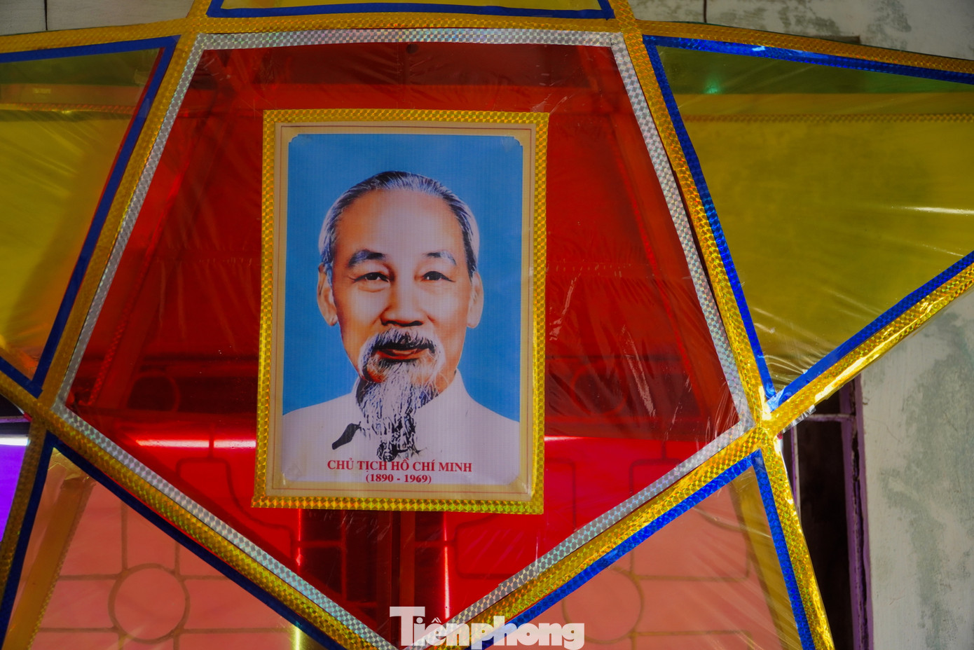 Ông Dũng cho biết chiếc đèn trung thu không chỉ đẹp ở màu sắc, mà mang nét truyền thống và ý nghĩa riêng của nó. Đèn ông Dũng làm, giữa mặt phía trước dán ảnh Bác Hồ, mặt sau dán 6 câu thơ về Bác Hồ và thiếu nhi.