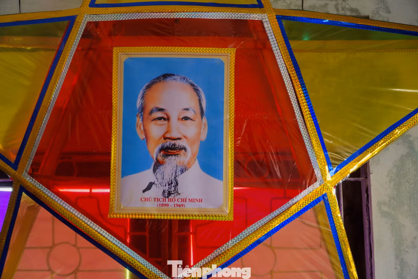 Ông Dũng cho biết chiếc đèn trung thu không chỉ đẹp ở màu sắc, mà mang nét truyền thống và ý nghĩa riêng của nó. Đèn ông Dũng làm, giữa mặt phía trước dán ảnh Bác Hồ, mặt sau dán 6 câu thơ về Bác Hồ và thiếu nhi.