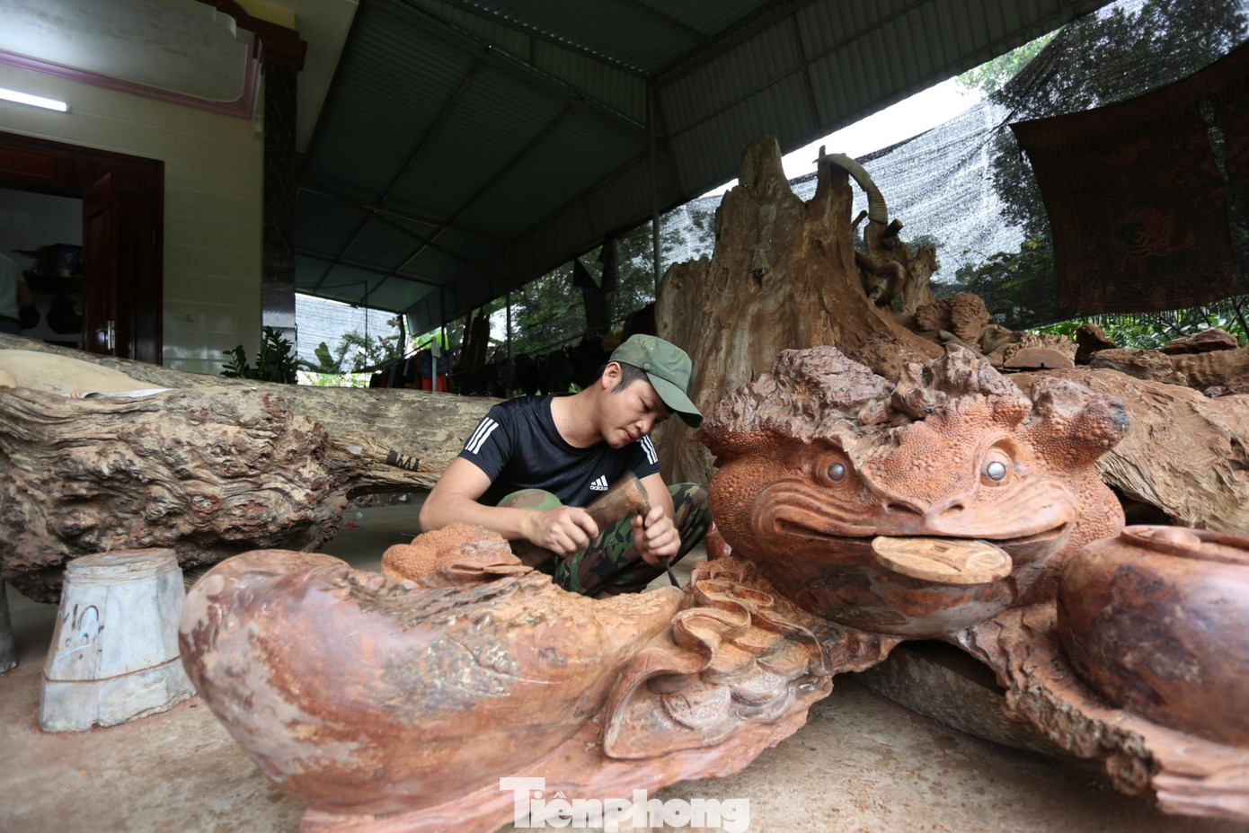 Với mong muốn lập nghiệp tại quê nhà, năm 2014 anh đã vay vốn mở một xưởng chế tác đồ mỹ nghệ nhỏ ở xã Sơn Ninh để tiếp tục theo đuổi niềm đam mê. Với mong muốn lập nghiệp tại quê nhà, năm 2014 anh đã vay vốn mở một xưởng chế tác đồ mỹ nghệ nhỏ ở xã Sơn Ninh để tiếp tục theo đuổi niềm đam mê.