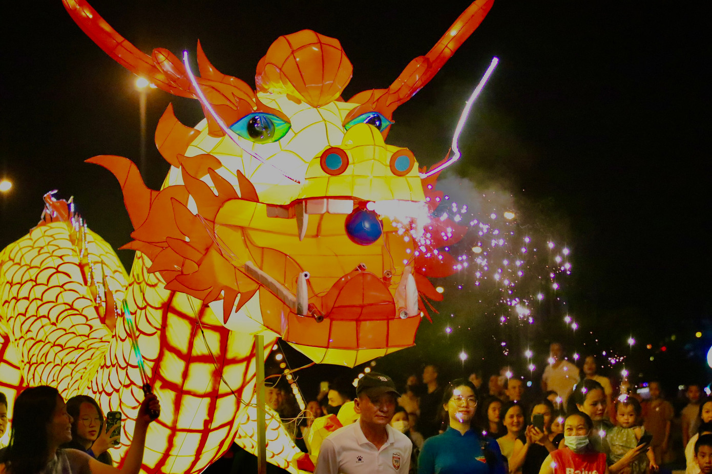 Đèn rồng phun lửa thu hút người xem.