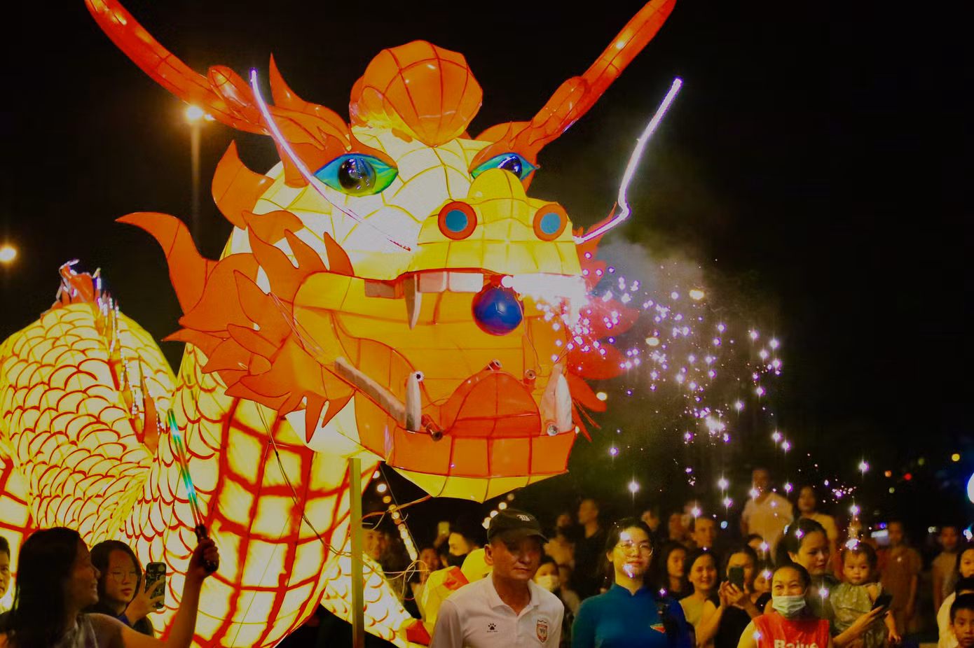 Đèn rồng phun lửa thu hút người xem.