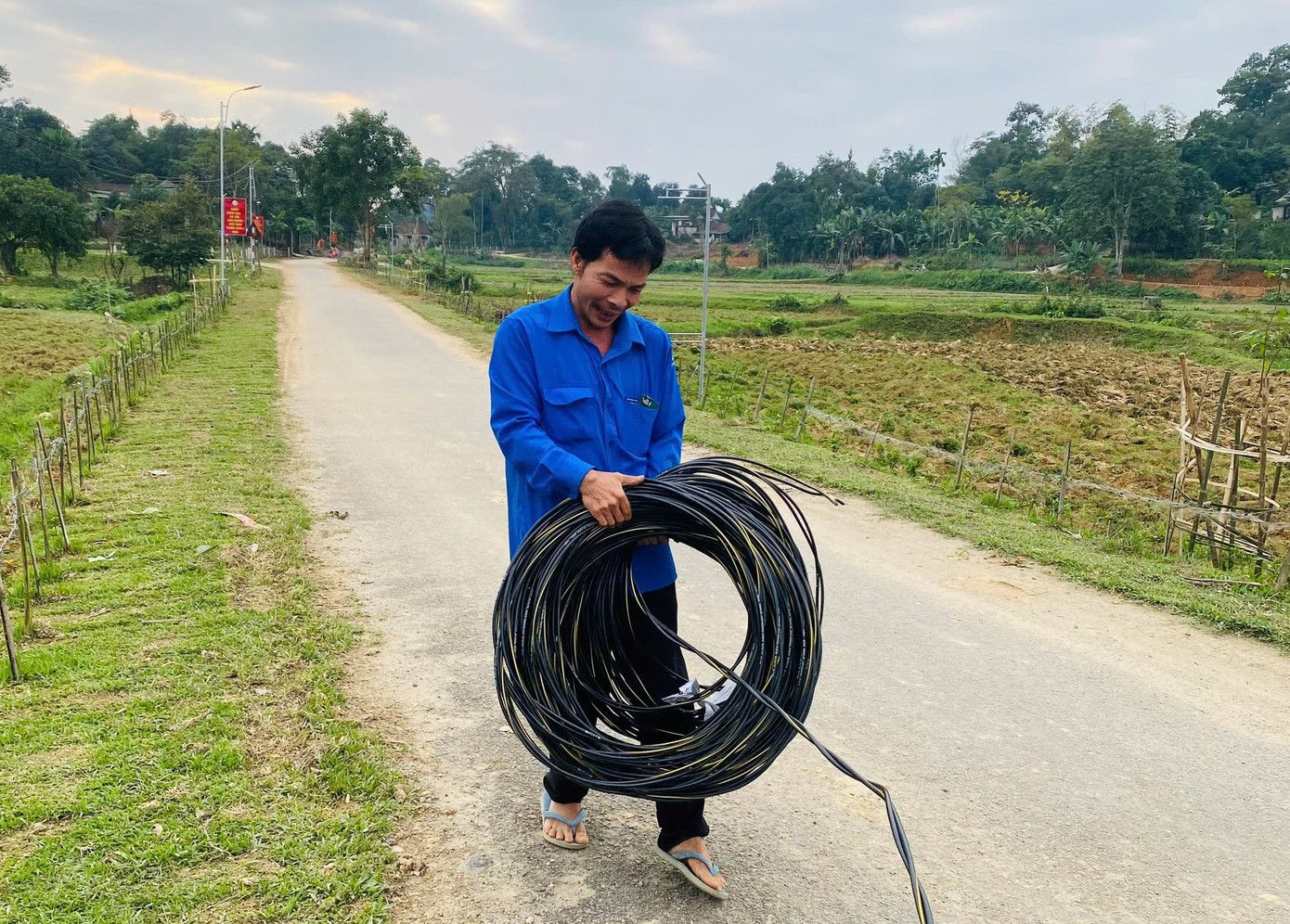Từ nguồn hỗ trợ, những thanh niên đã cùng góp hàng trăm ngày công để tiến hành lắp đặt các tuyến đường điện thắp sáng. Từ nguồn hỗ trợ, những thanh niên đã cùng góp hàng trăm ngày công để tiến hành lắp đặt các tuyến đường điện thắp sáng.