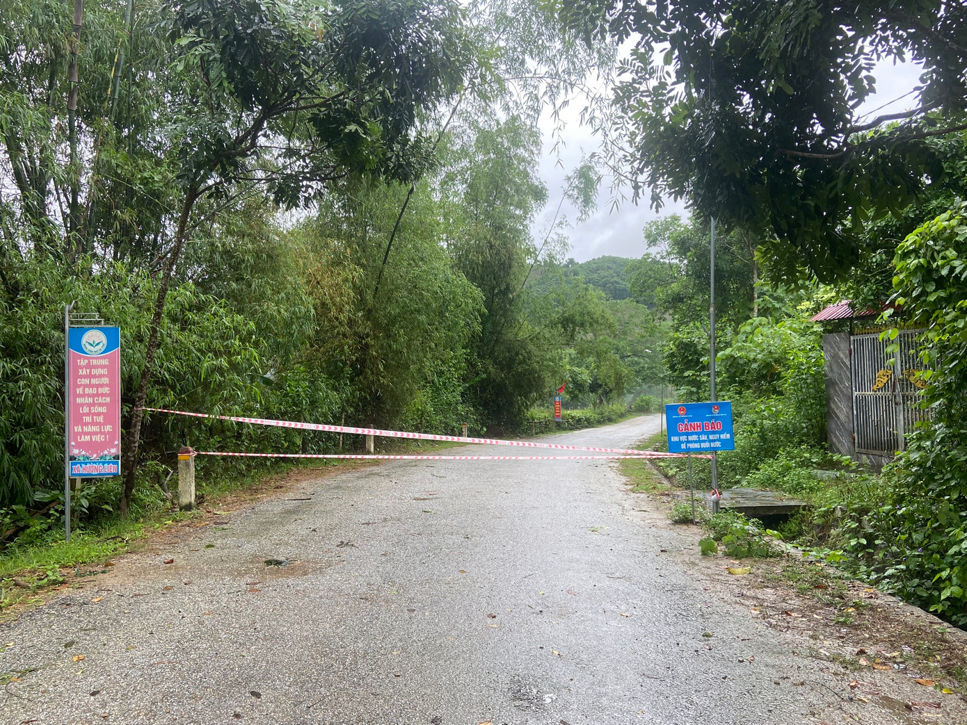 Hiện chính quyền địa phương đã chỉ đạo lực lượng chức năng, đoàn thể lập các biển cảnh báo, rào chắn, căng dây cấm người và các phương tiện qua lại khu vực cầu tràn đang bị ngập sâu, nguy hiểm. Đồng thời, bố trí người trực gác để đảm bảo an toàn cho người dân và phương tiện.