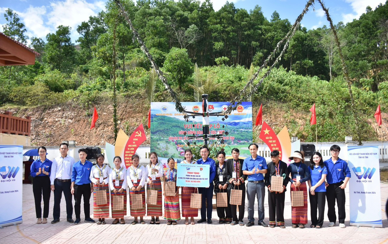 Trao 46 suất quà nhu yếu phẩm cho bà con dân tộc Chứt, Bản Rào tre với tổng giá trị nguồn lực 100 triệu đồng.