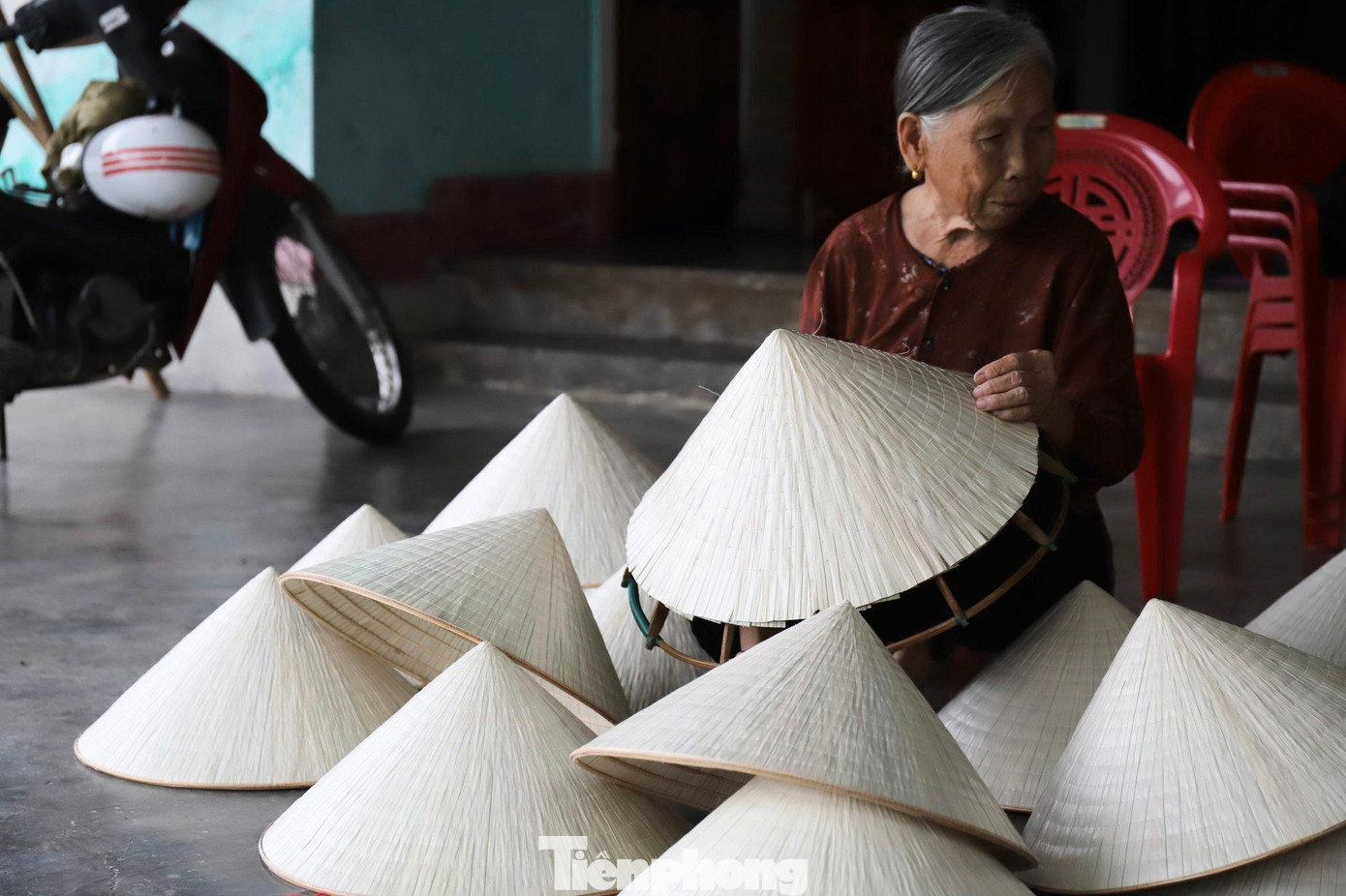 Giá bán từ 25-80 nghìn đồng/nón. Cũng có nón lá được đặt làm cầu kỳ có giá lên đến 150 nghìn đồng.