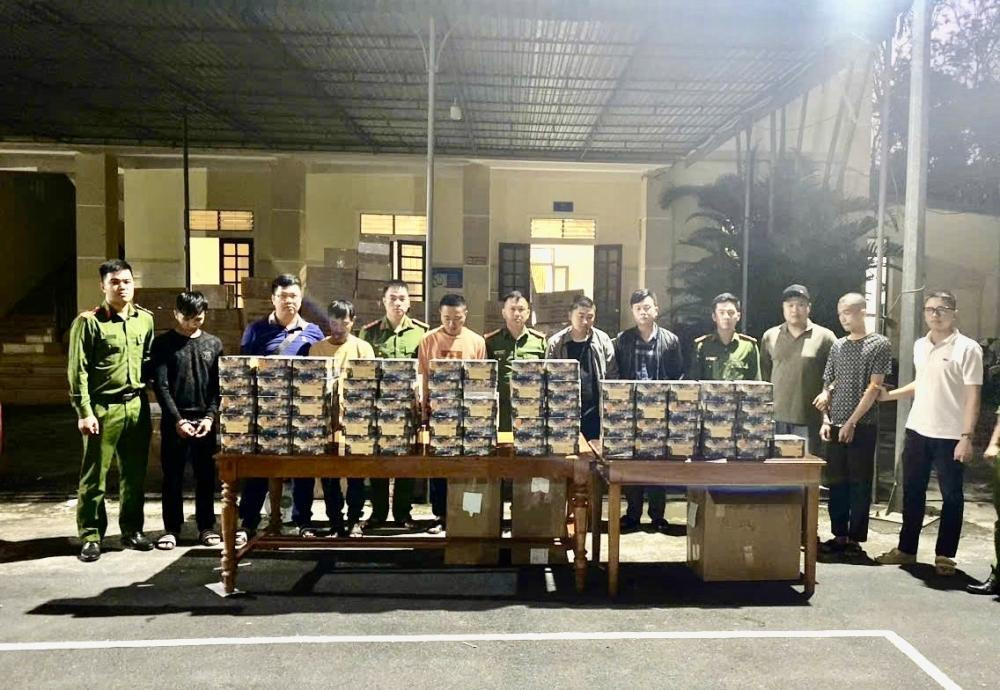 Nhóm đối tượng bị bắt giữ cùng tang vật. Nhóm đối tượng bị bắt giữ cùng tang vật.