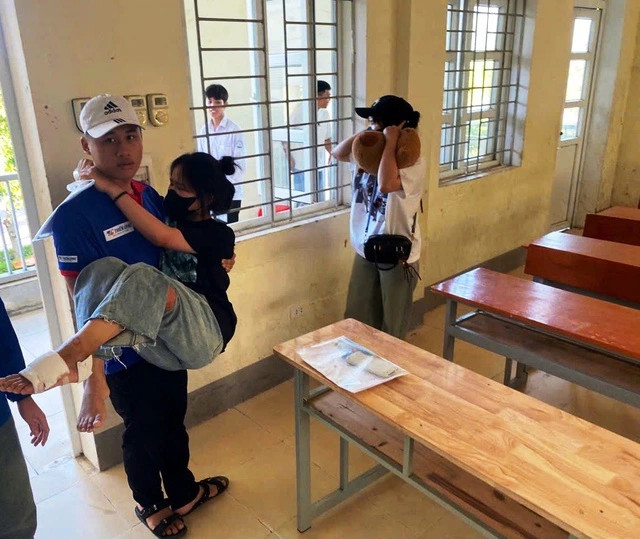 Một nữ sinh bị thương ở chân, được các tình nguyện viên hỗ trợ vào phòng thi. Một nữ sinh bị thương ở chân, được các tình nguyện viên hỗ trợ vào phòng thi.