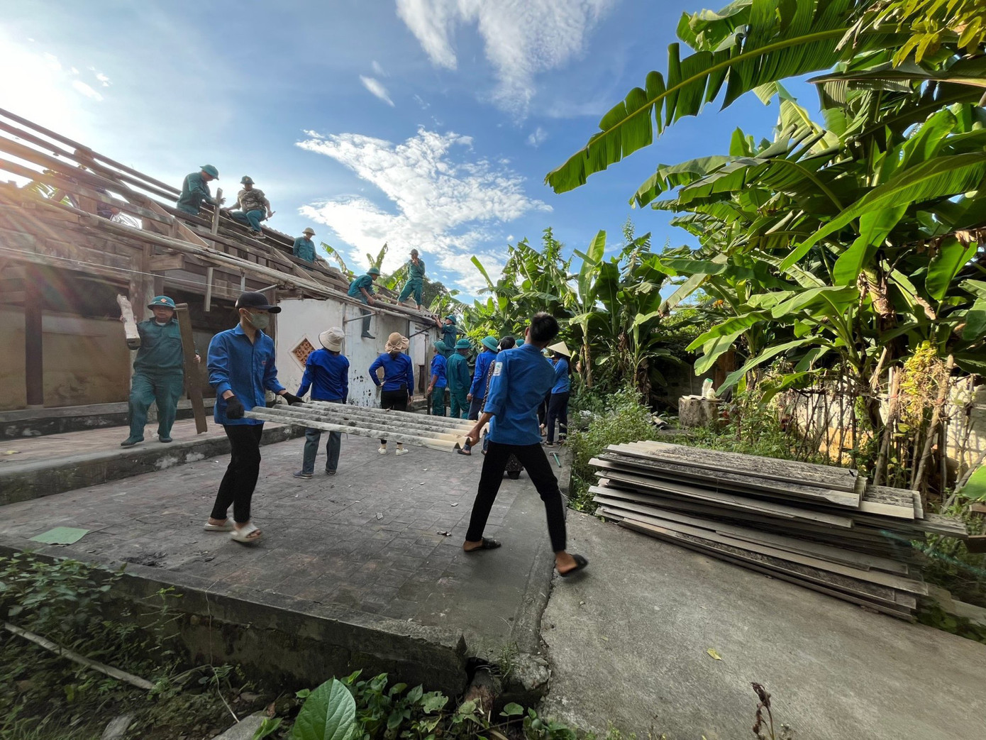 Toàn tỉnh đã huy động 46 đội hình với 700 thanh niên tình nguyện hỗ trợ triển khai thực hiện các hoạt động như hỗ trợ người dân thu dọn nhà, trang trại, cây cối dưới hành lang tuyến; gặp gỡ, tuyên truyền người dân có tài sản nơi hành lang tuyến đi qua về tầm quan trọng của đường dây 500kV.