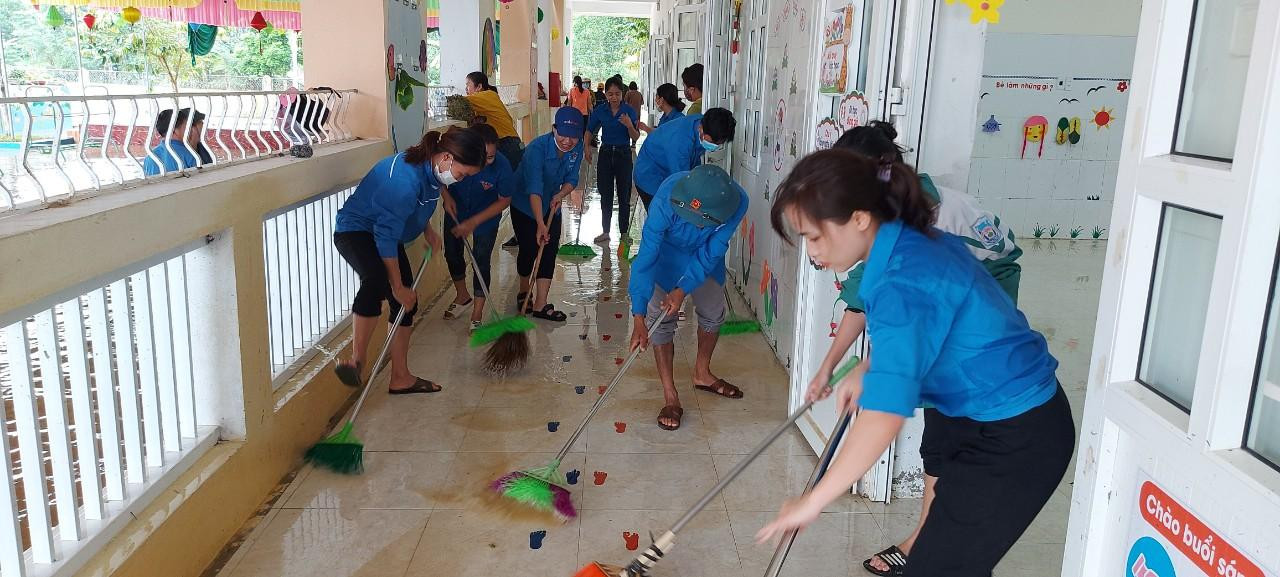 Hàng chục cán bộ Đoàn, thanh niên, đoàn viên cùng tham gia dọn dẹp tại lớp học ở trường Mầm non Kim Hoa (xã Kim Hoa). Đây là một trong những xã bị ảnh hưởng ngập lụt nặng trong đợt lũ vừa qua tại huyện Hương Sơn.