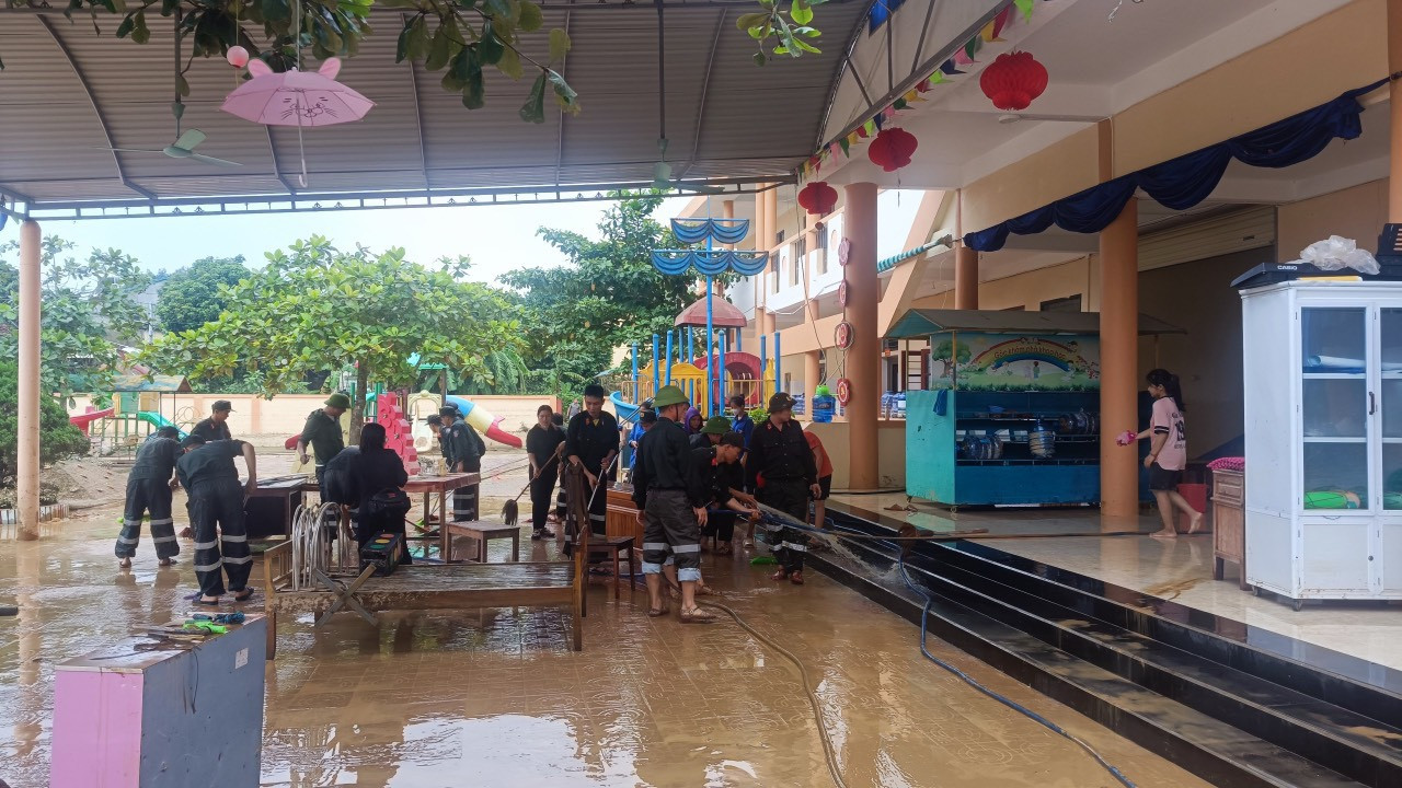 Lực lượng hỗ trợ dọn dẹp bùn đất tại trường Mần non xã Hương Thuỷ.