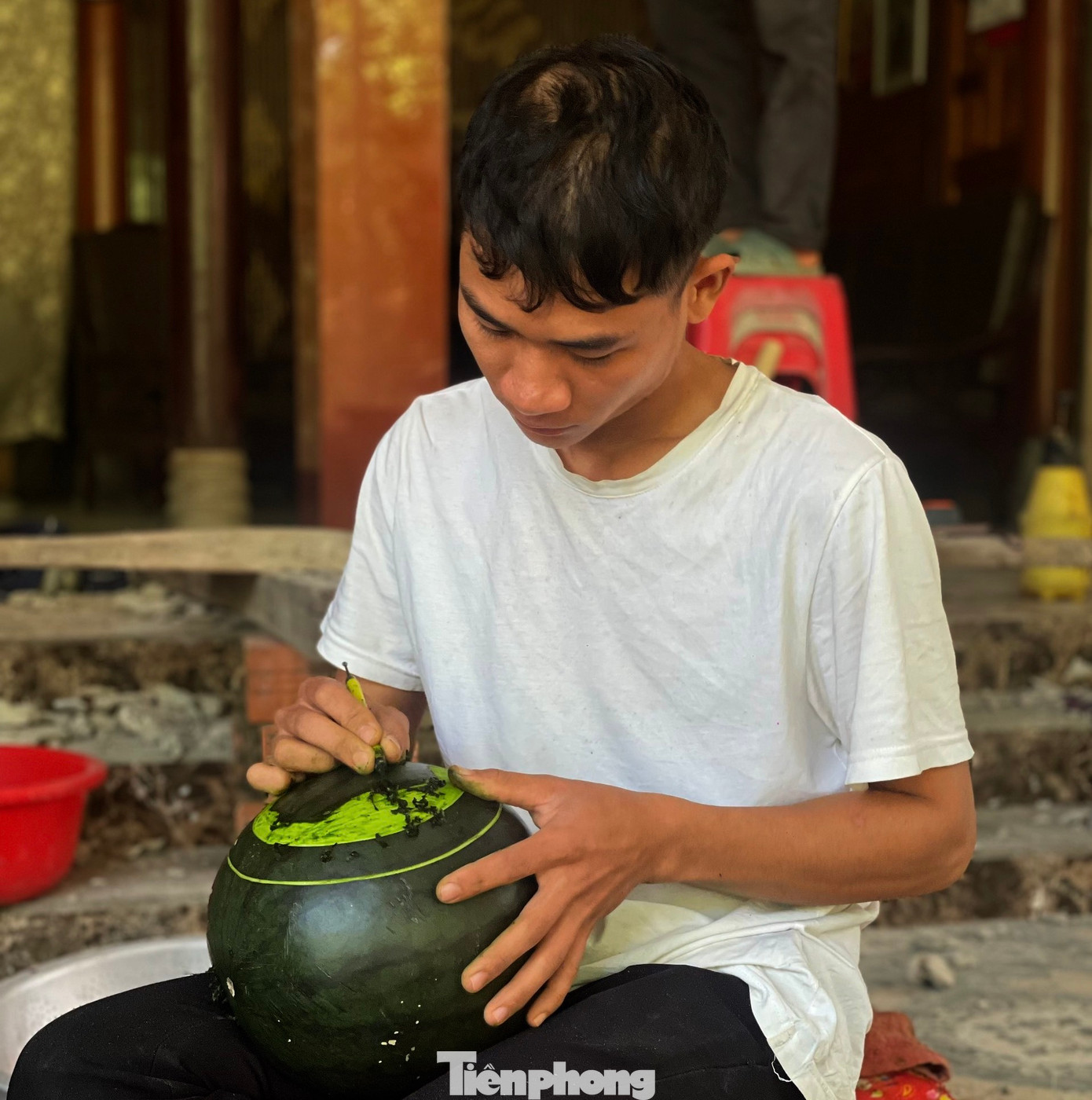 Những quả dưa hấu được sáng tạo độc đáo đang được ưa chuộng để bày lên những mâm ngũ quả trưng bày, cúng tổ tiên.