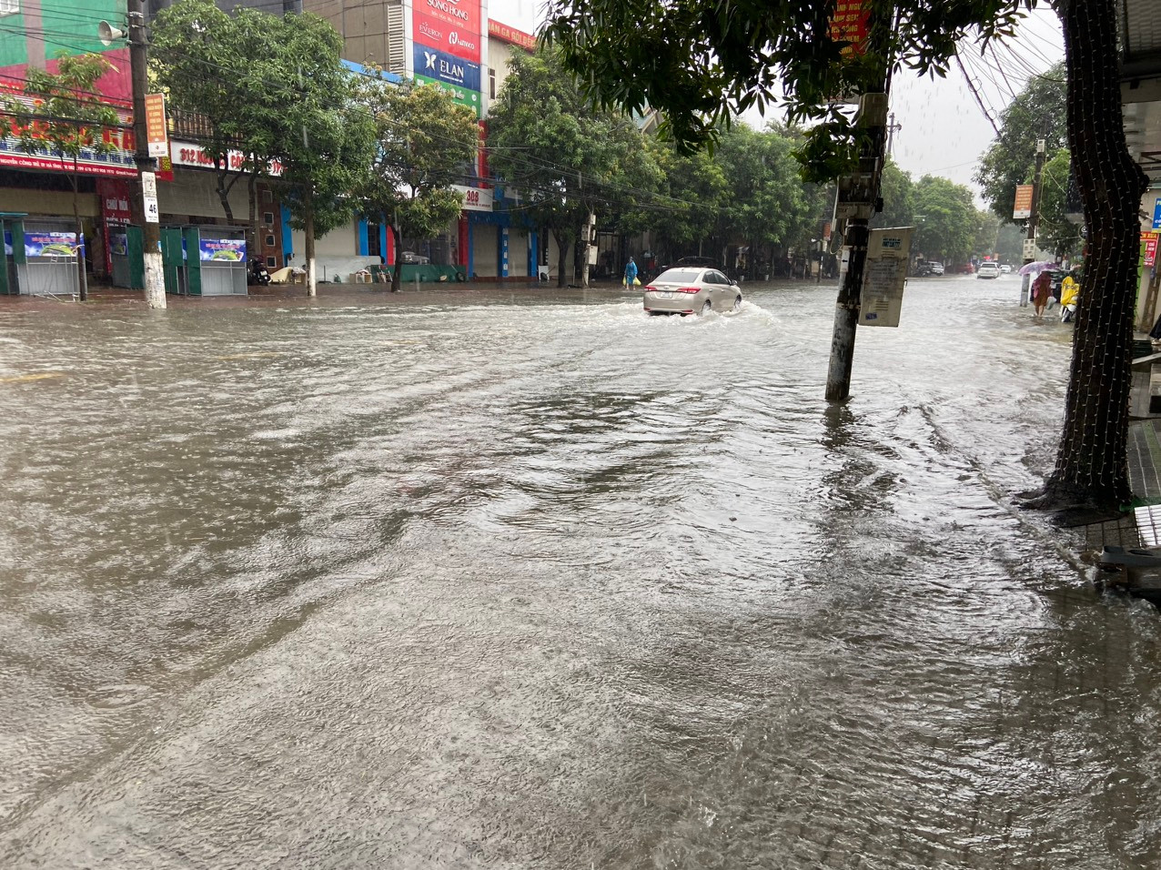 Theo Đài Khí tượng thủy văn tỉnh, hôm nay (8/10), khu vực Hà Tĩnh tiếp tục có mưa vừa và dông, cục bộ có mưa to với lượng mưa phổ biến 30 - 50mm, có nơi trên 70mm. Mưa lớn tập trung ở các huyện Hương Sơn, Kỳ Anh, Cẩm Xuyên, TP Hà Tĩnh, Thạch Hà. Trong mưa dông có khả năng xảy ra lốc, sét, mưa đá và gió giật mạnh. Mưa lớn cục bộ có khả năng gây ra tình trạng ngập úng tại các vùng trũng, thấp và nguy cơ xảy ra lũ quét, sạt lở đất tại khu vực vùng núi.