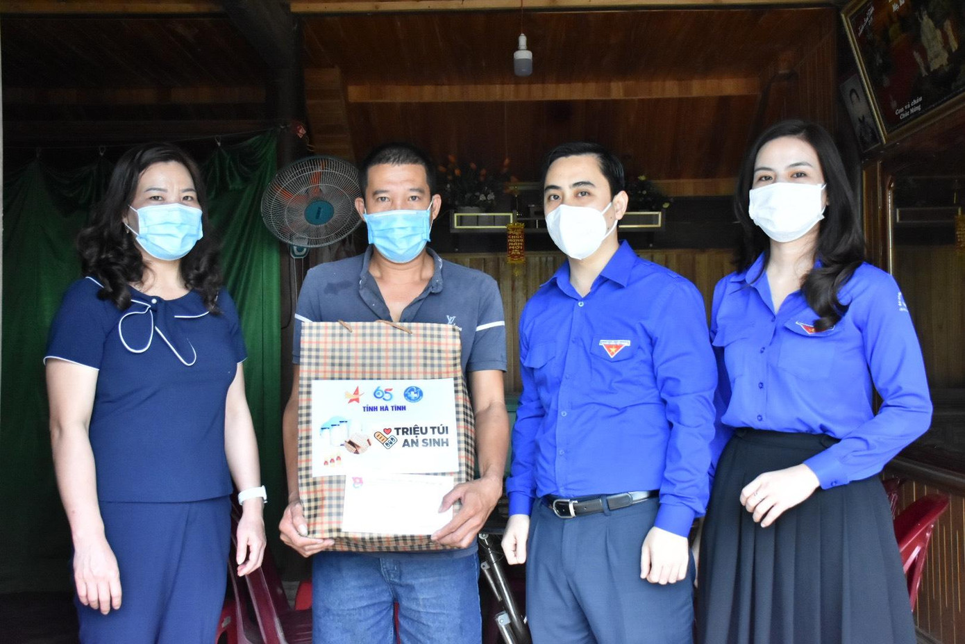 Những túi an sinh được trao tặng đến các hoàn cảnh gia đình khó khăn. Những túi an sinh được trao tặng đến các hoàn cảnh gia đình khó khăn.