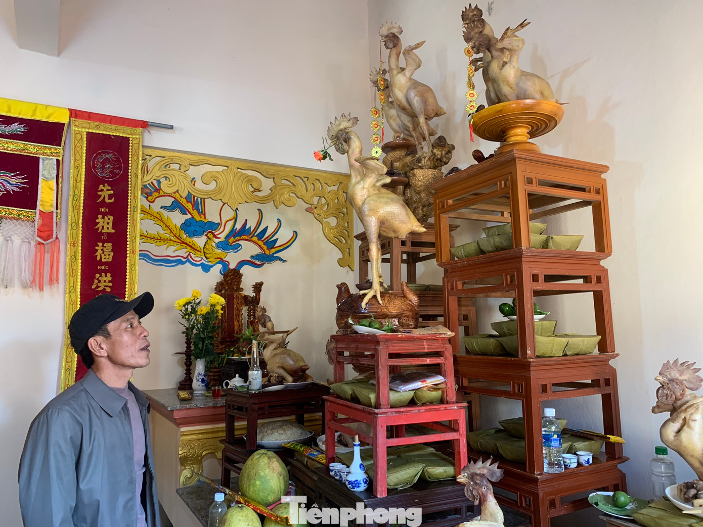 Tại dòng họ Lê ở xã Thạch Mỹ (huyện Lộc Hà), việc cúng rằm tháng Giêng được người dân làm rất bài bản và cầu kỳ. Theo người dân, để tạo thế những con gà đẹp mắt phải chọn gà trống, cân nặng từ 3-5kg.