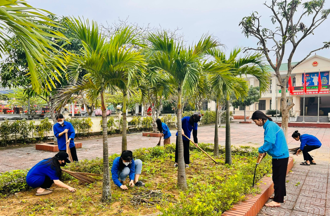 Tuổi trẻ huyện Nghi Xuân ra quân tu sửa, chăm sóc, dọn vệ sinh môi trường tại các điểm tập kết rác thải, tặng quà hộ nghèo, người già, trẻ em gặp hoàn cảnh đặc biệt khó khăn... Tuổi trẻ huyện Nghi Xuân ra quân tu sửa, chăm sóc, dọn vệ sinh môi trường tại các điểm tập kết rác thải, tặng quà hộ nghèo, người già, trẻ em gặp hoàn cảnh đặc biệt khó khăn...